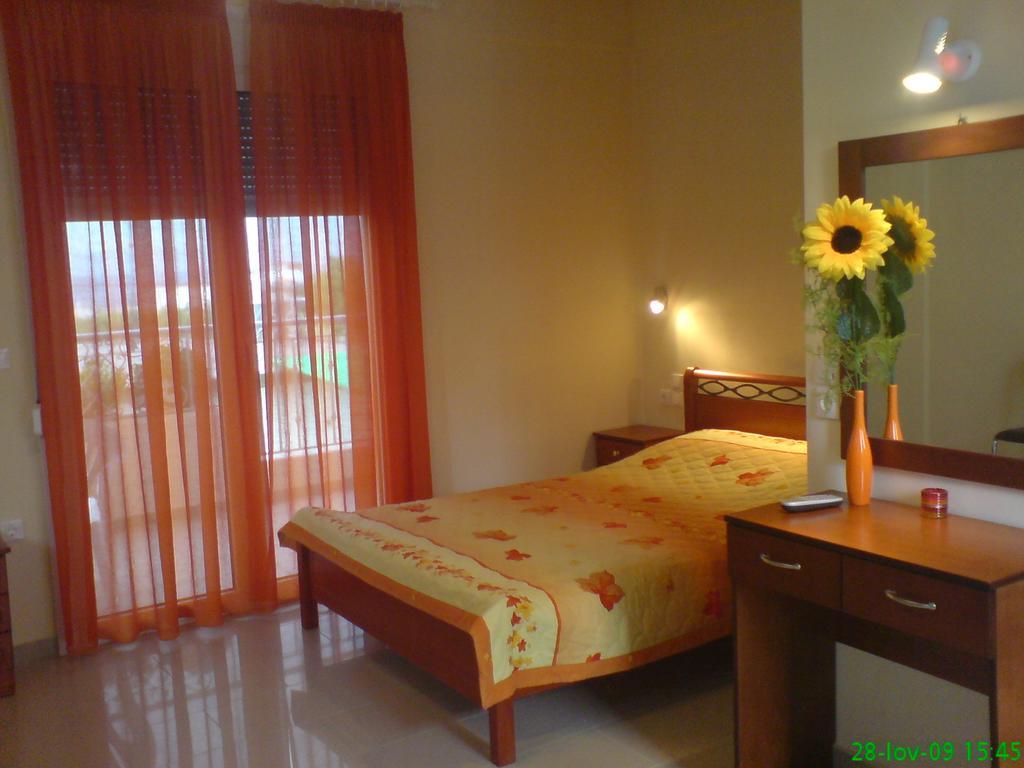 Golden Sun Apartment Rovies Room photo